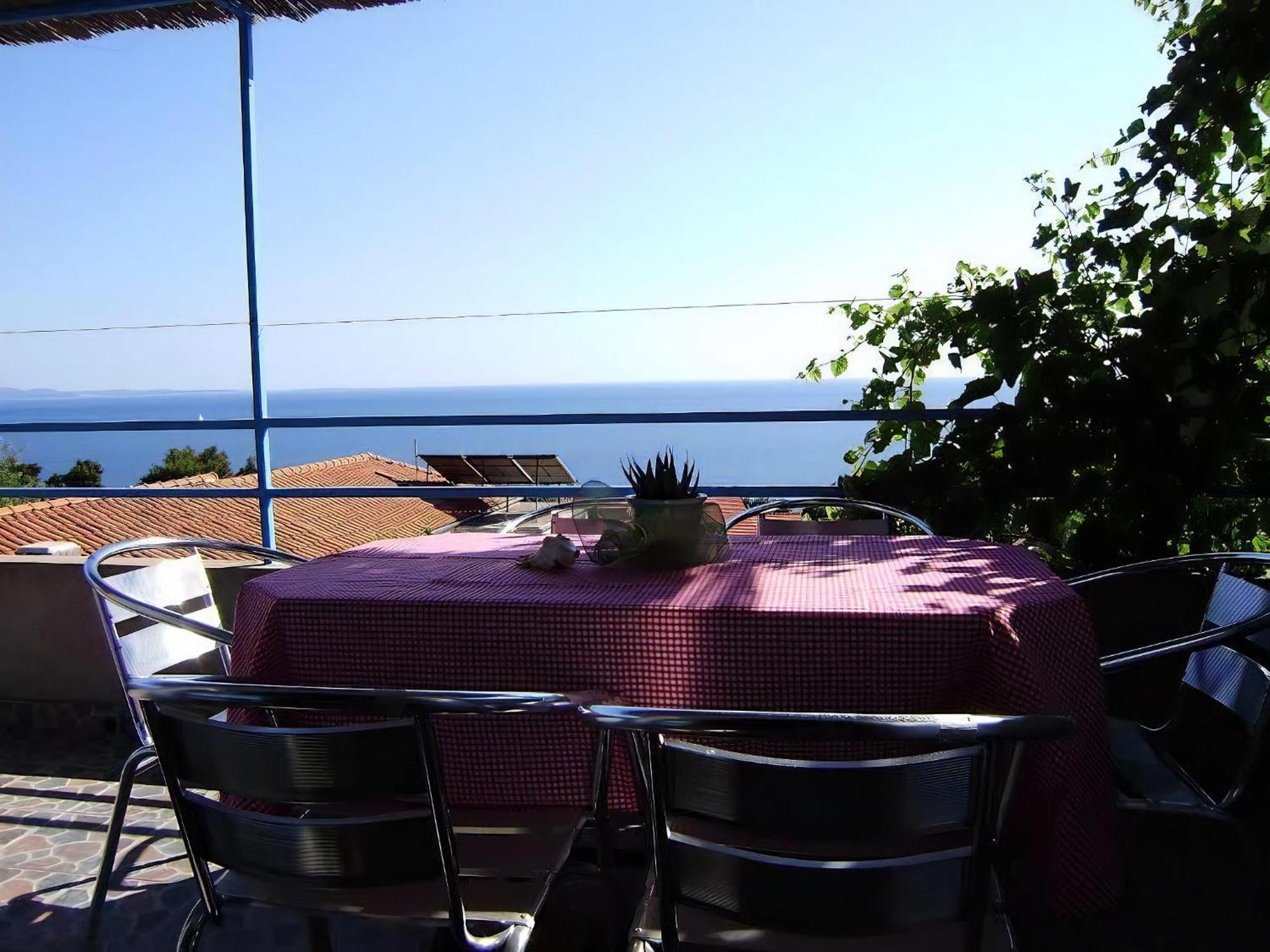Ana Mit Grosser Terrasse Ivan Dolac